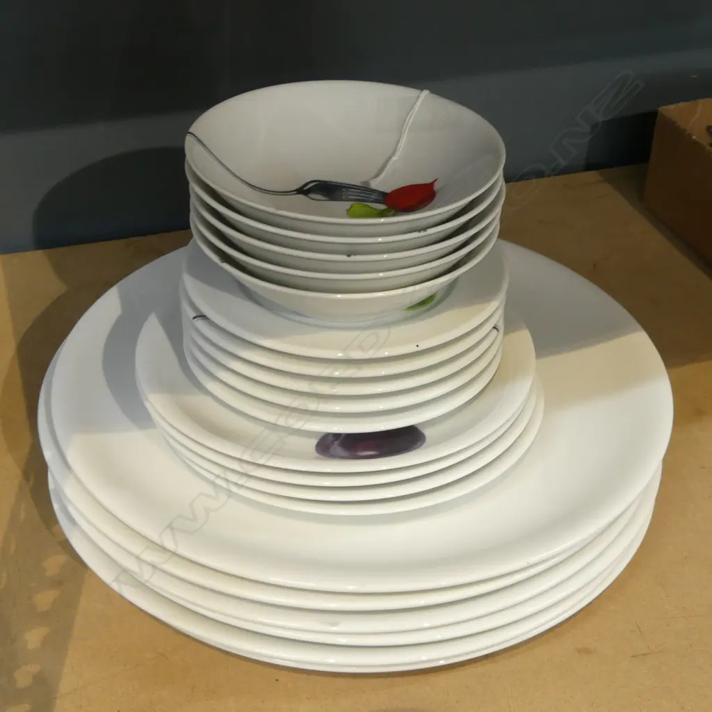 20 PCE DINNER SET; 6 LG PLATES 325mm dia (5+1), 9 SIDE PLATES, 5 BOWLS (1 CHIP) Image 1++