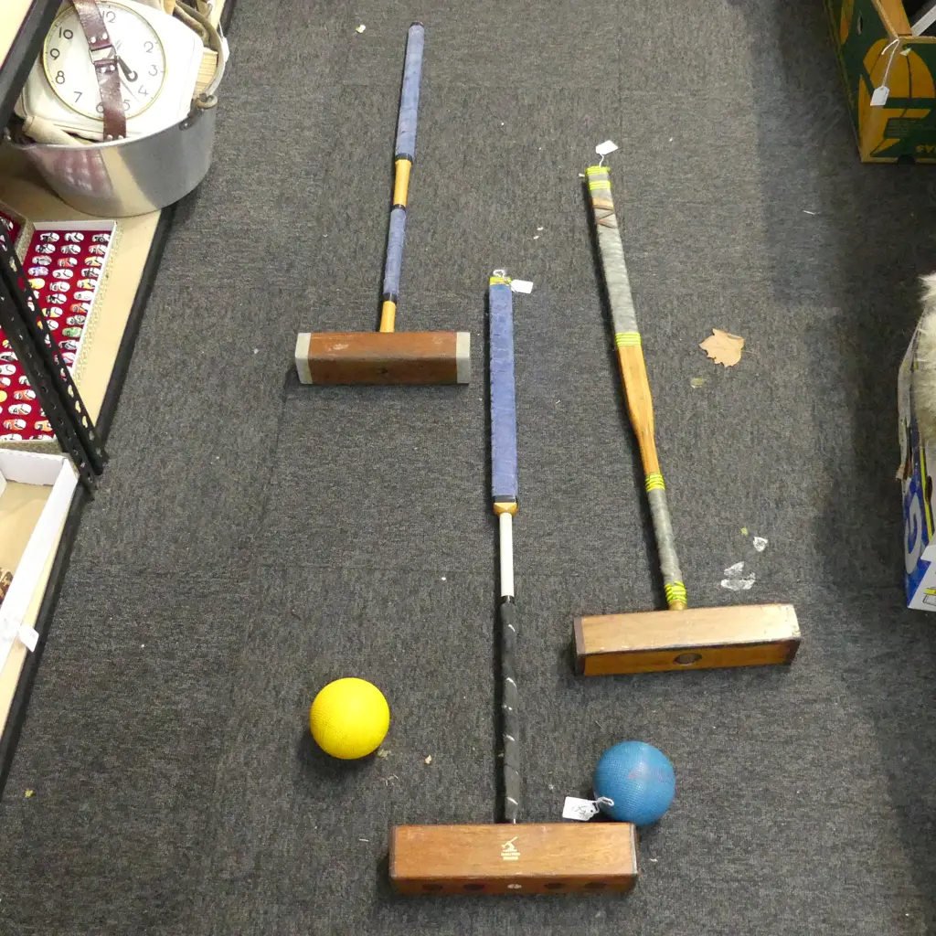 3 CROCHET MALLETS H900MM & 2 BALLS Image 1++