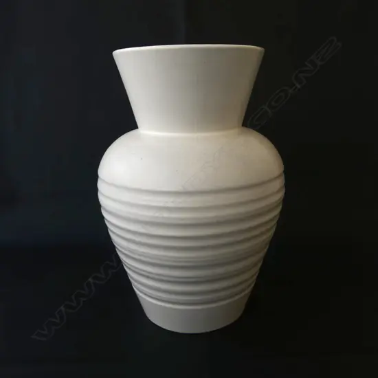 WHITE CROWN LYNN VASE #667 H.255mm FAULTED