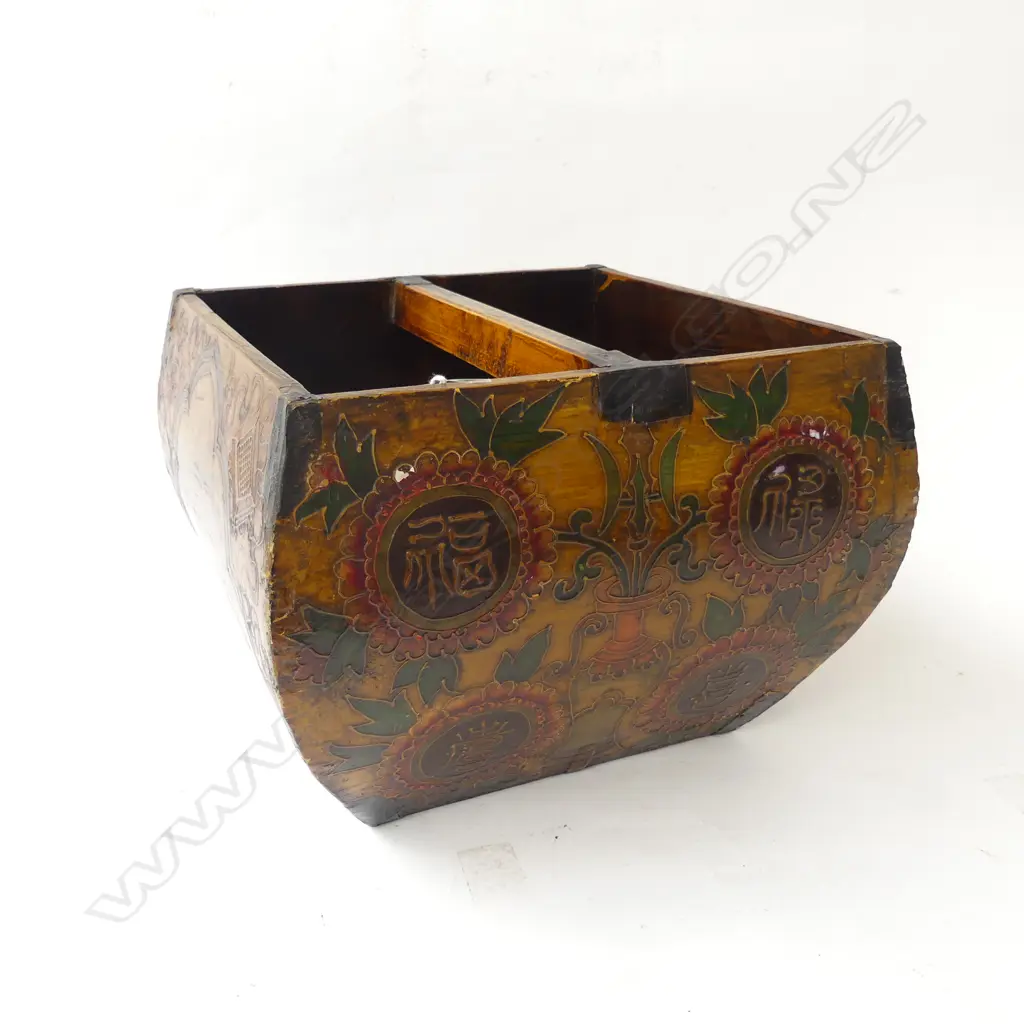 CHINESE PAINTED HANDLED CONTAINER Image 1++