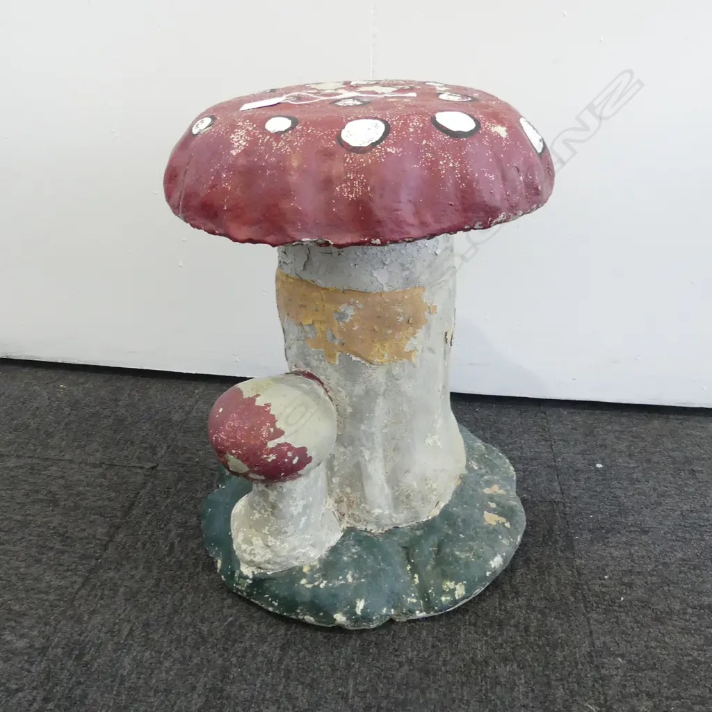 GARDEN ART CONCRETE TOADSTOOL H470mm Image 1++