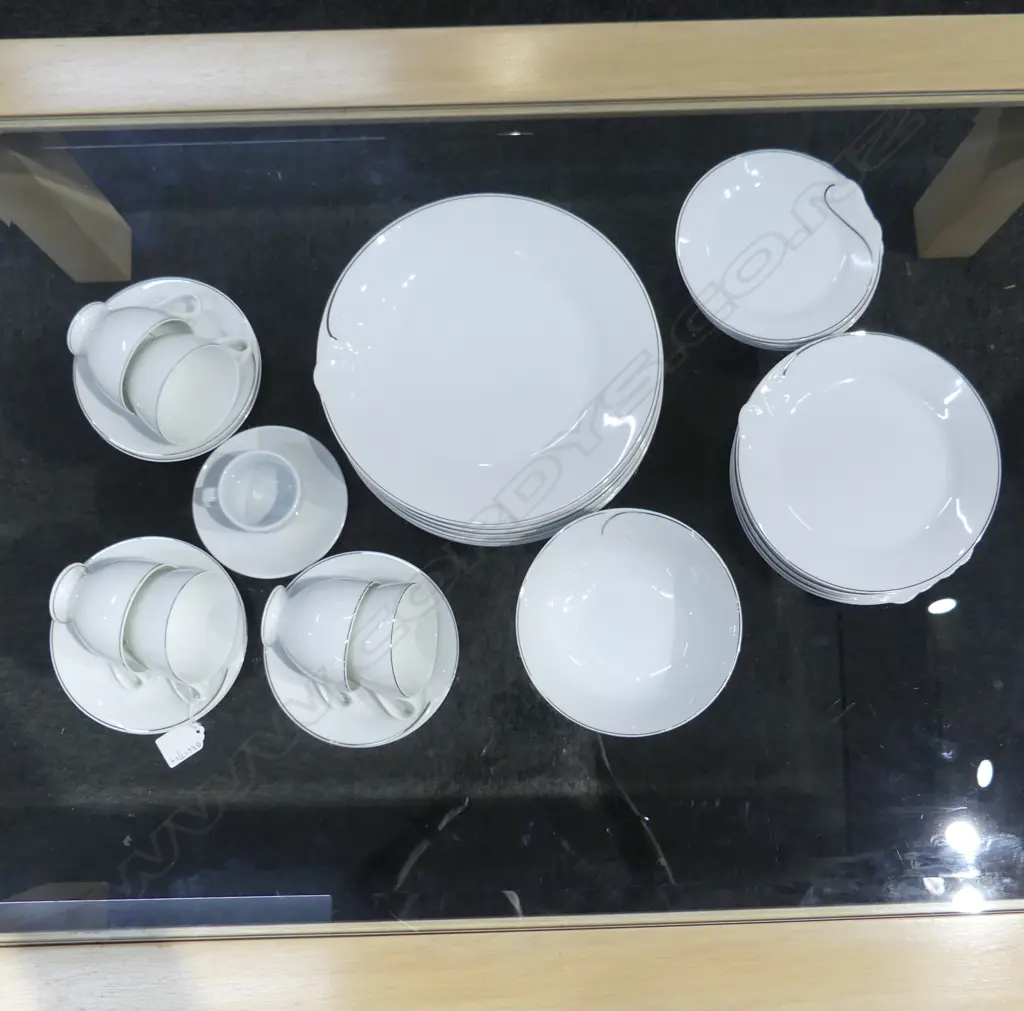 HUTSCHENREUTHER PART DINNER & TEA SERVICE WHITE LILY PAT Image 1++