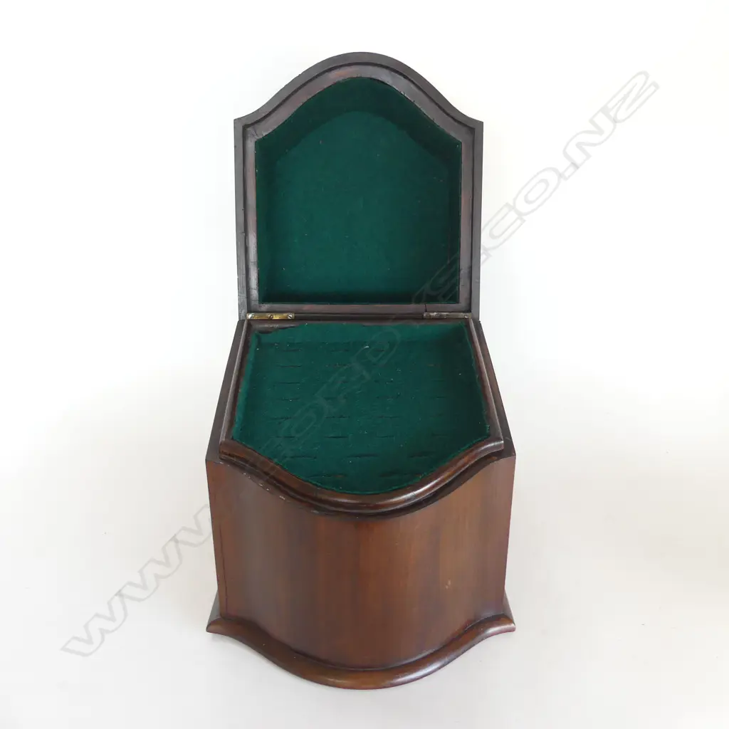 UNUSUAL OLD KAURI VERSION OF A REGENCY KNIFE BOX WITH TRANSFER OF WHAT WOULD HAVE BEEN THE TYPE OF INLAY. 260X280X320mm Image 1++
