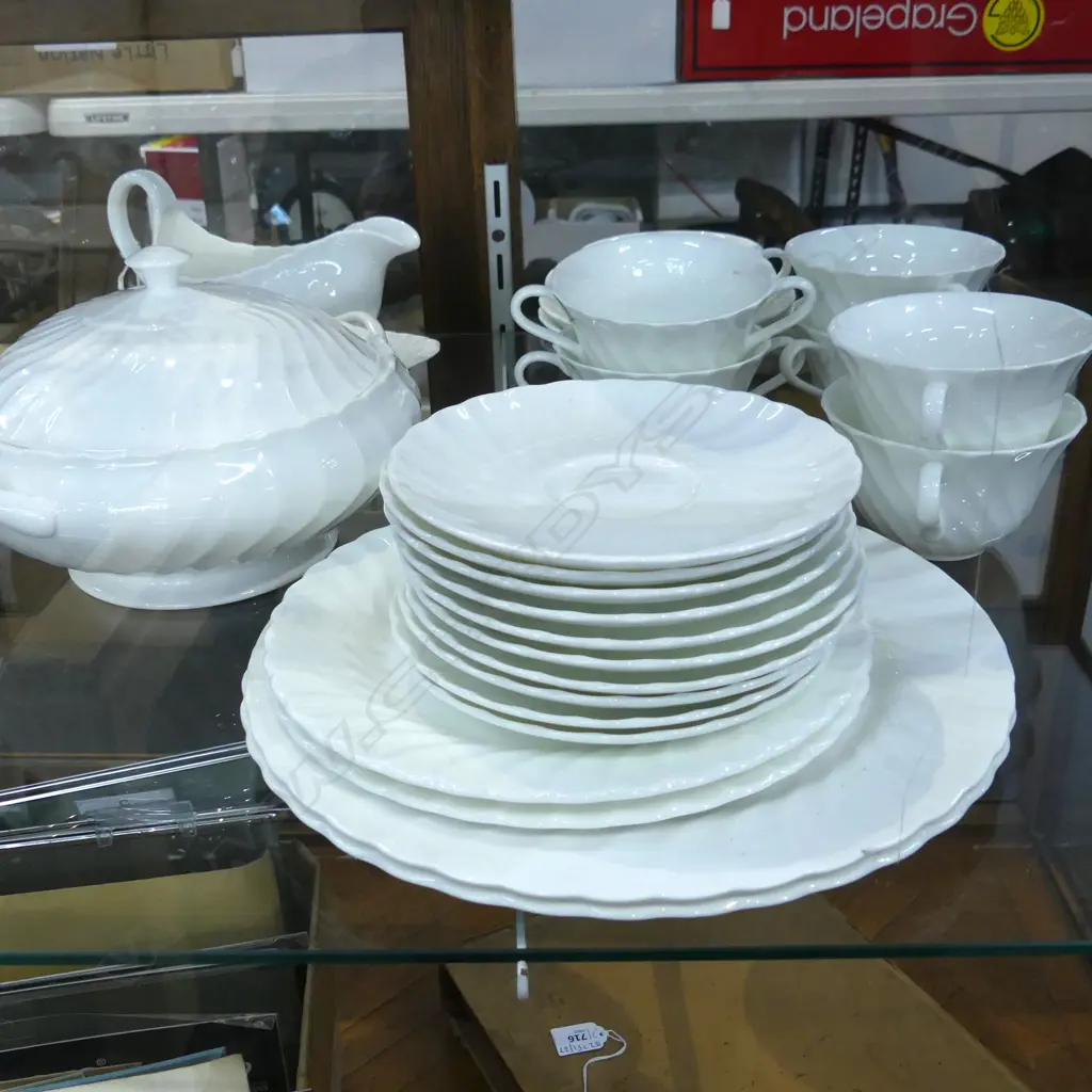WEDGWOOD WHITE PART DINNER SERVICE Image 1++