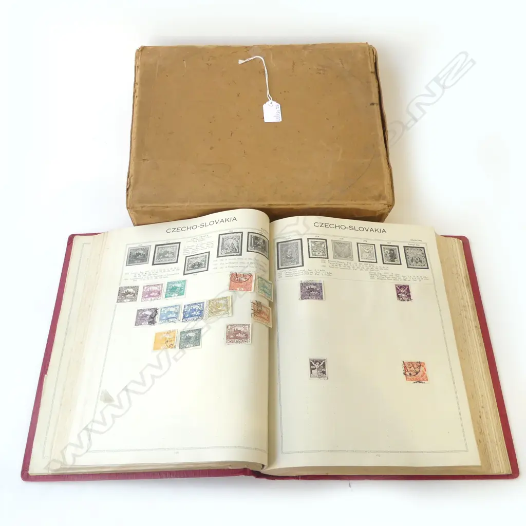 VINTAGE WORLD STAMP ALBUM  WITH NZ SIDE FACE QUEENS ETC Image 1++
