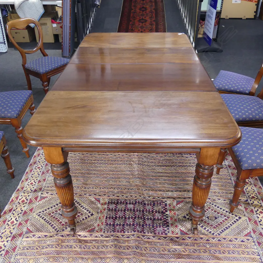 VICTORIAN MAHOGANY DINING TABLE w. 2 LEAVES Image 1++
