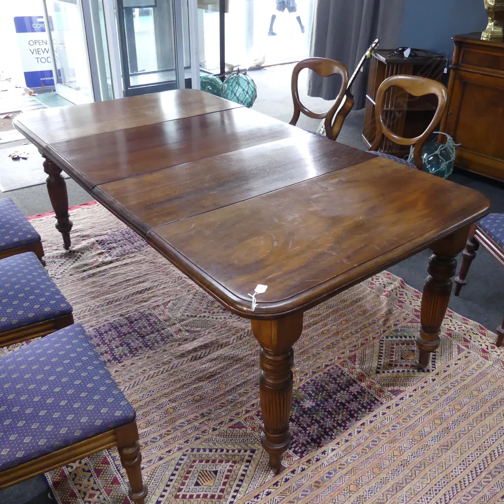 VICTORIAN MAHOGANY DINING TABLE w. 2 LEAVES Image 1++