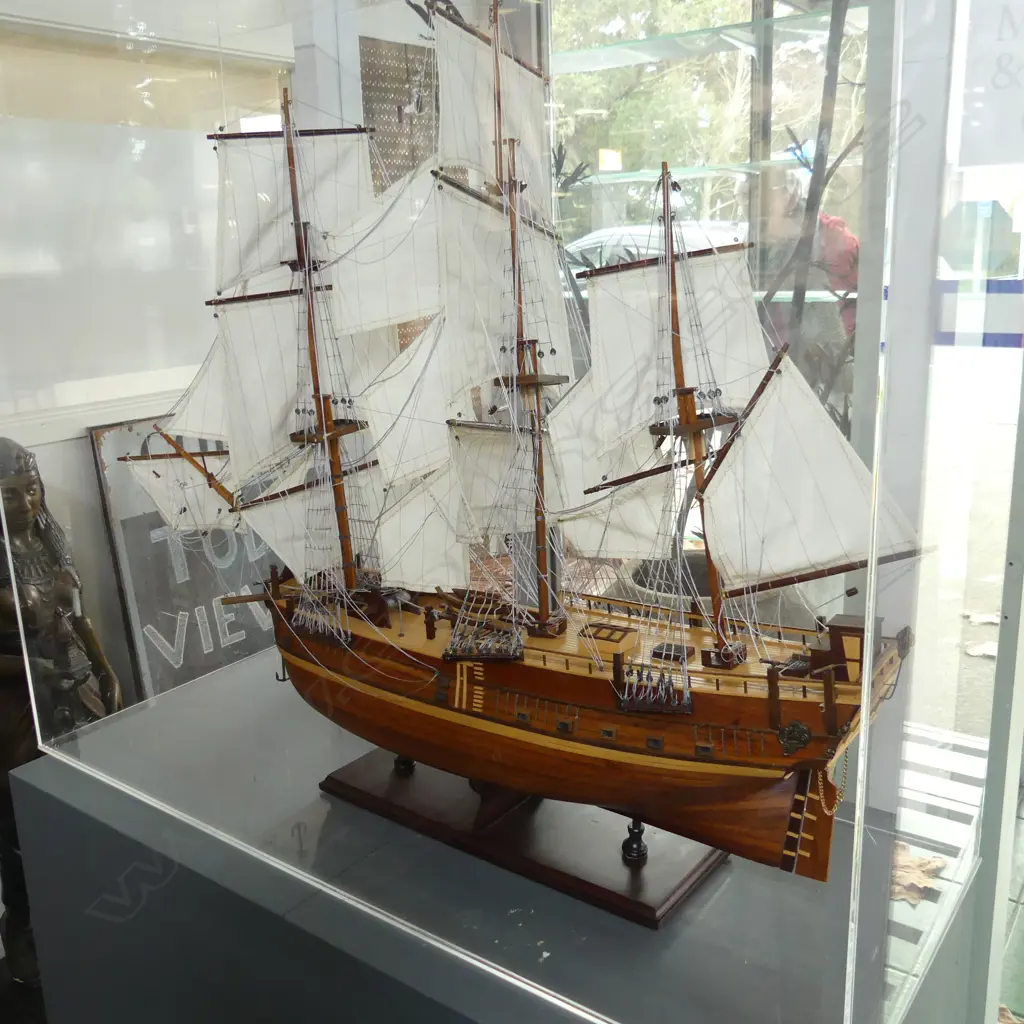MODEL SHIP IN PERSPEX CASE - ENDEAVOUR - CASE A/F Image 1++