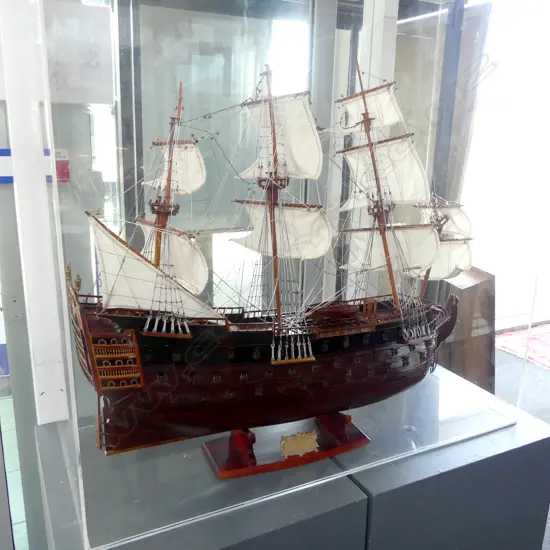 MODEL SHIP IN PERSPEX CASE - VICTORY