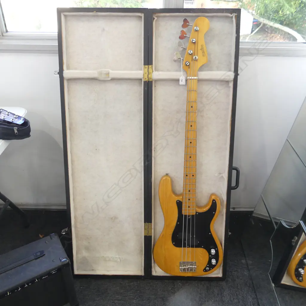 CARLOS BASS GUITAR IN WOOD CASE L1190MM Image 1++