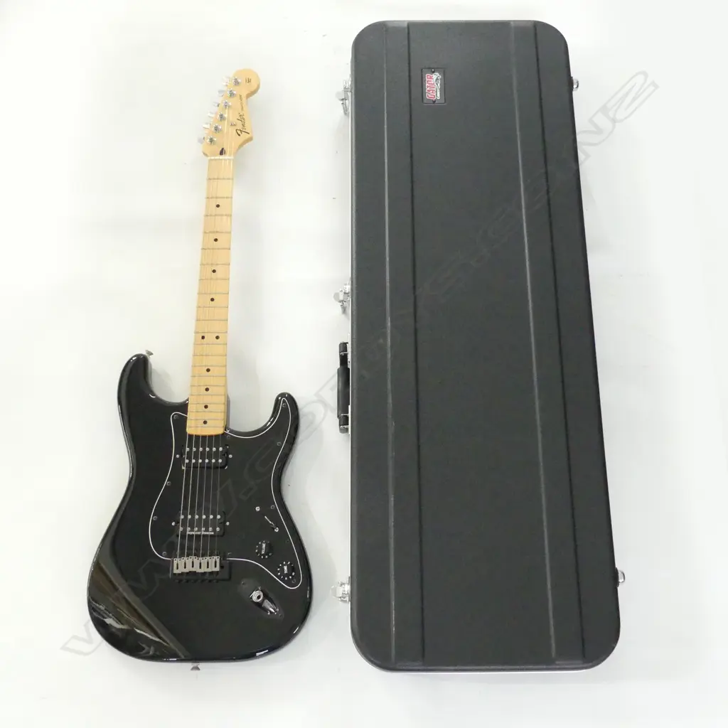 FENDER STRATOCASTER ELECTRIC GUITAR MADE IN MEXICO WITH HARD CASE Image 1++