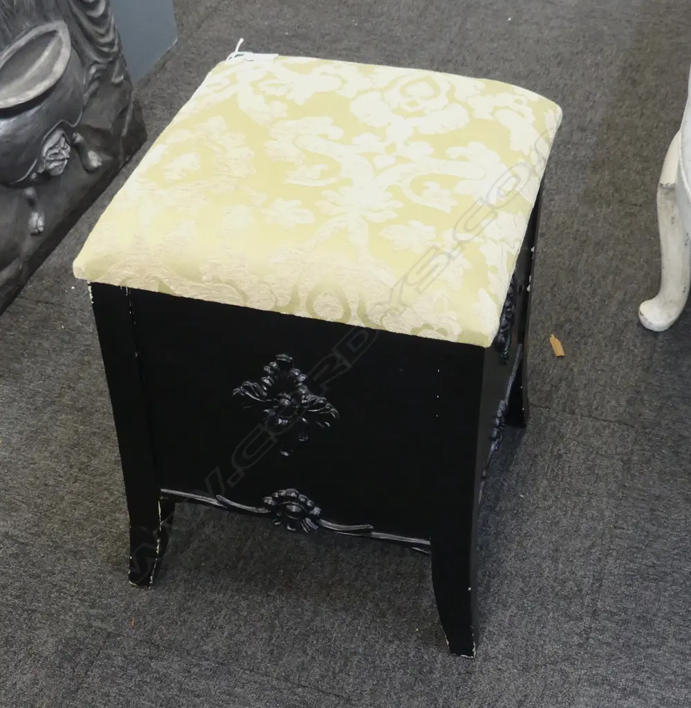 BLACK PAINTED STOOL Image 1++