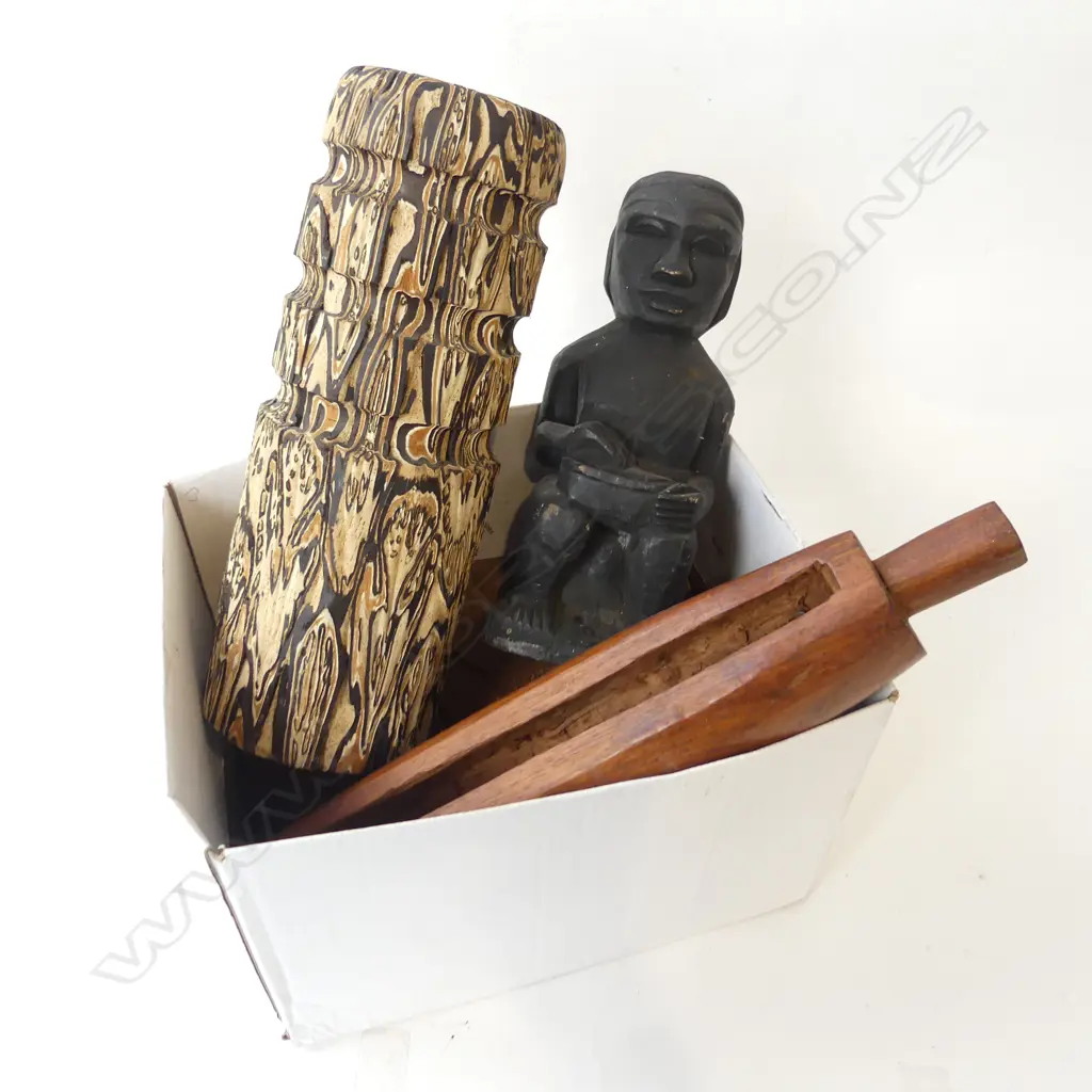 TRIBAL FIGURE, LEATHER BOOKENDS, TWO PACIFIC SLITGONG DRUMS, PONGA VASE  Image 1++