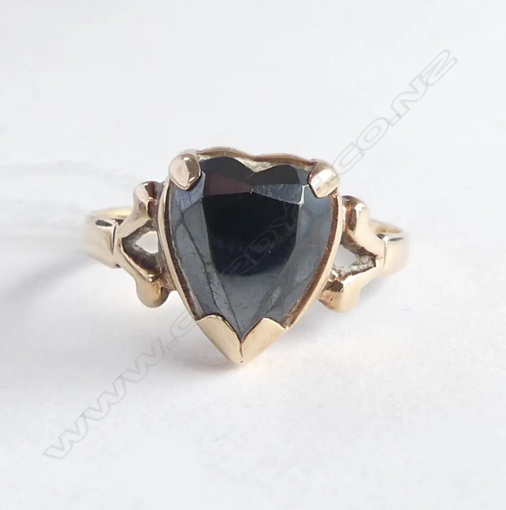 10ct GOLD SHINY BLACK HEMATITE HEART SHAPED STONE RING 2.25gms SIZE N Image 1++