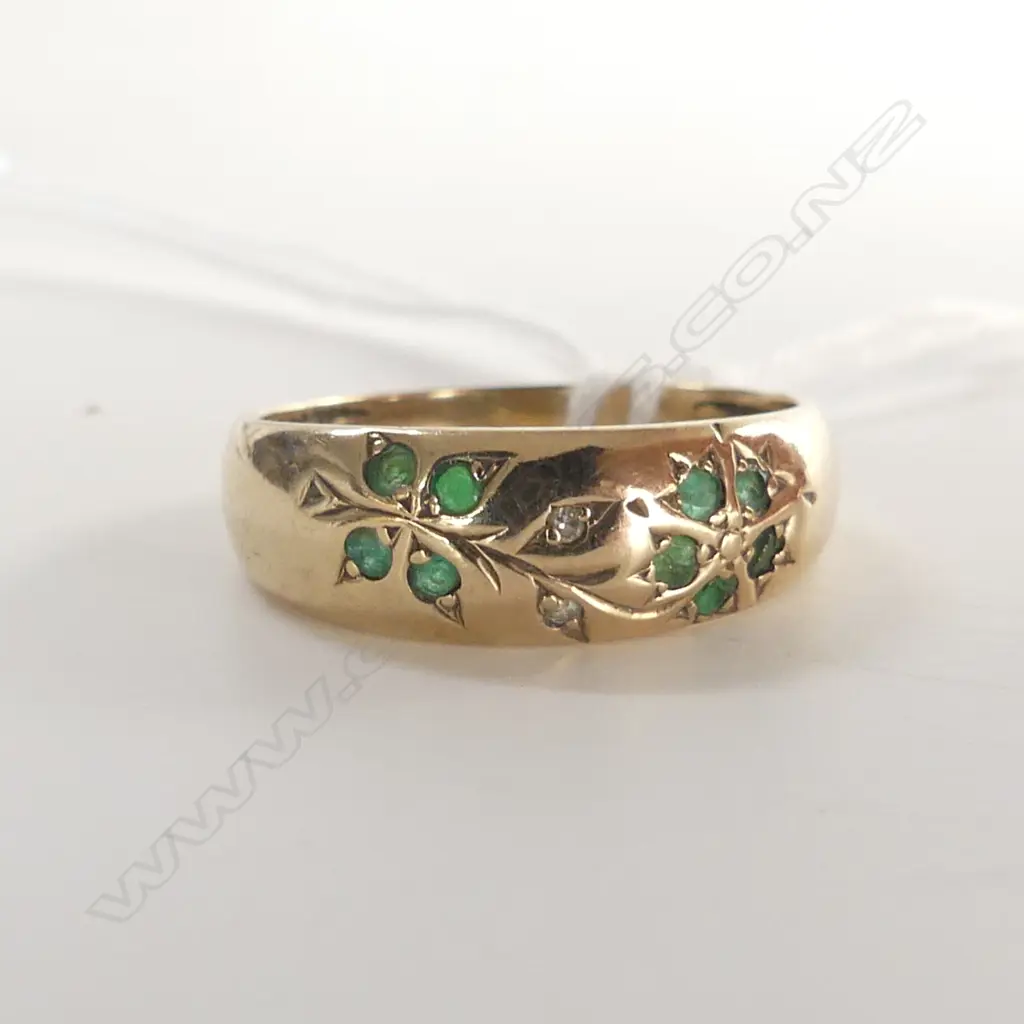 9ct Y/G & EMERALD FLORAL ENGRAVED GYPSY  RING 3.5gms SIZE T faults to some emeralds Image 1++