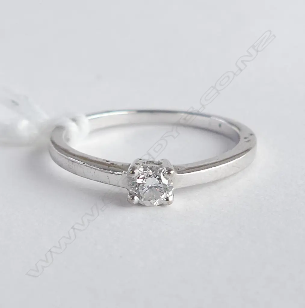 **RTV** 18ct W/GOLD DIAMOND SOLITAIRE RING 0.15ct, 1.9gm  SIZE J Image 1++