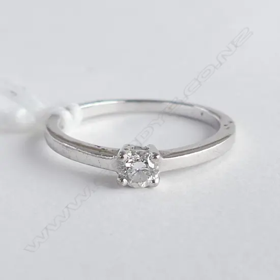 **RTV** 18ct W/GOLD DIAMOND SOLITAIRE RING 0.15ct, 1.9gm  SIZE J