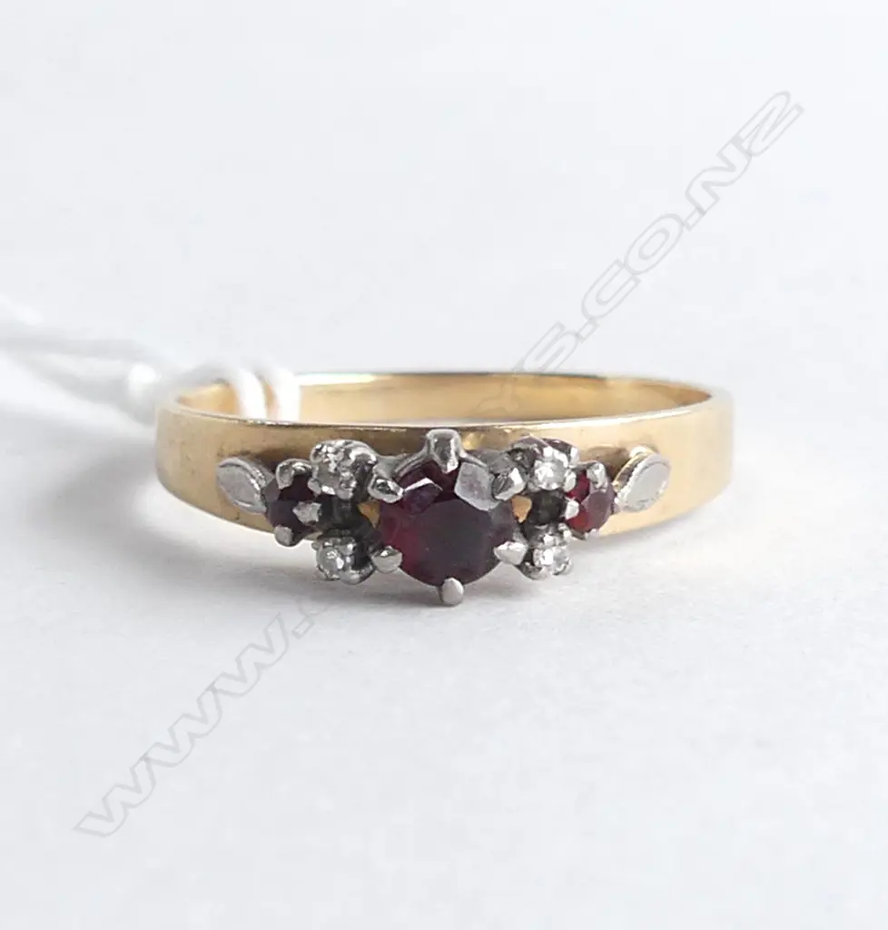 9ct GOLD GARNET & DIAMOND RING 2.35gms SIZE R Image 1++
