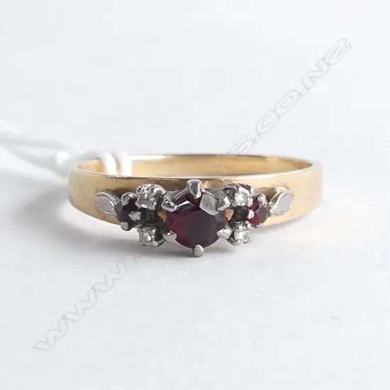 9ct GOLD GARNET & DIAMOND RING 2.35gms SIZE R