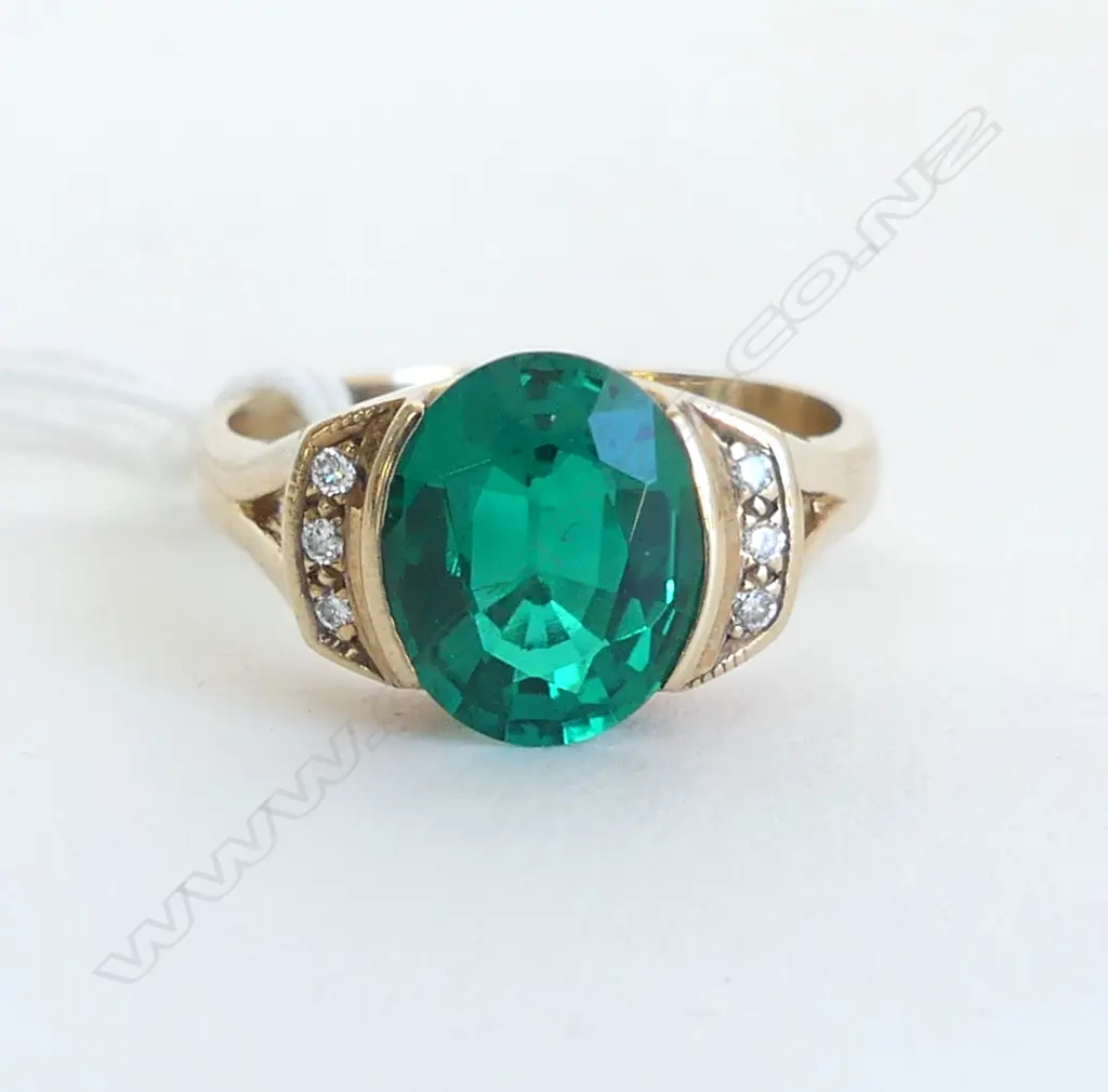 18CT GOLD & DIAMOND & FAUX EMERALD RING 5.4 GMS SIZE T Image 1++