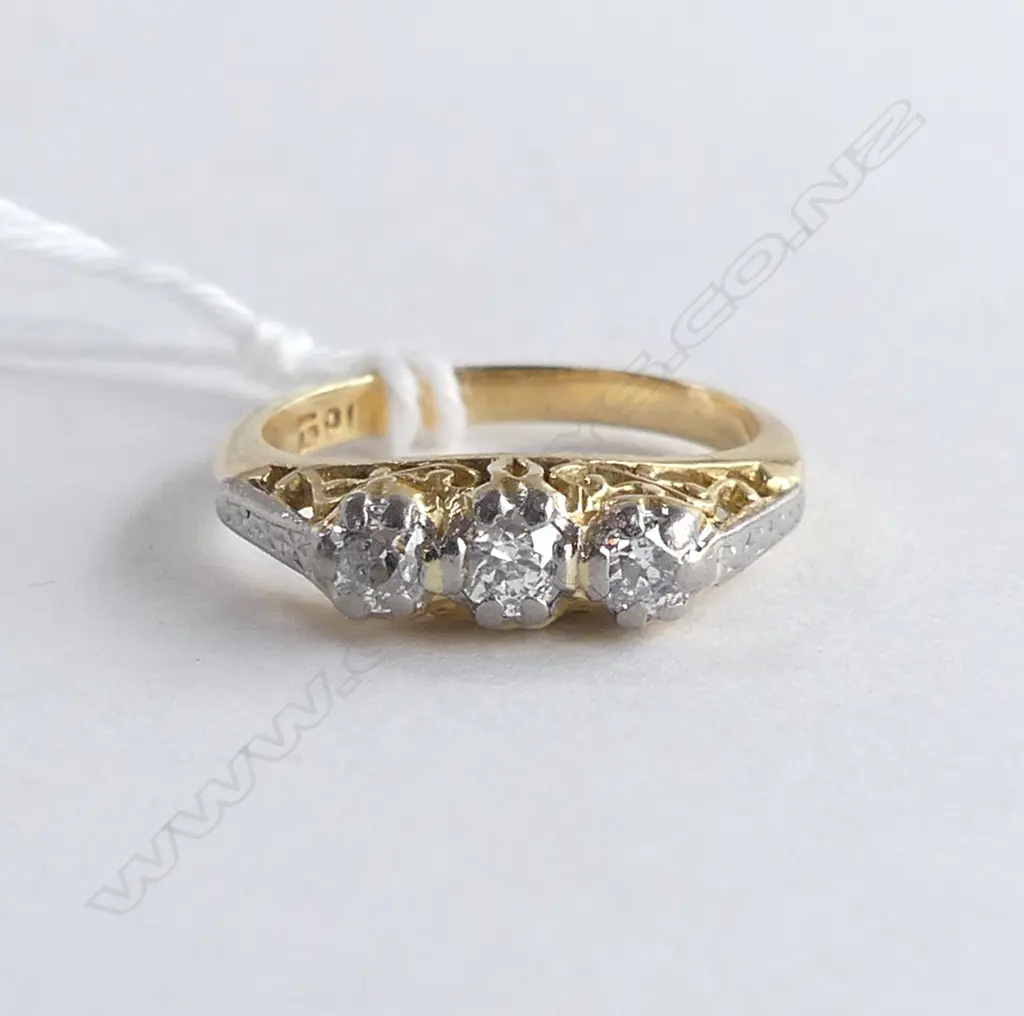 18ct GOLD & 3 STONE DIAMOND RING 0.40ct, 3.1gm Image 1++