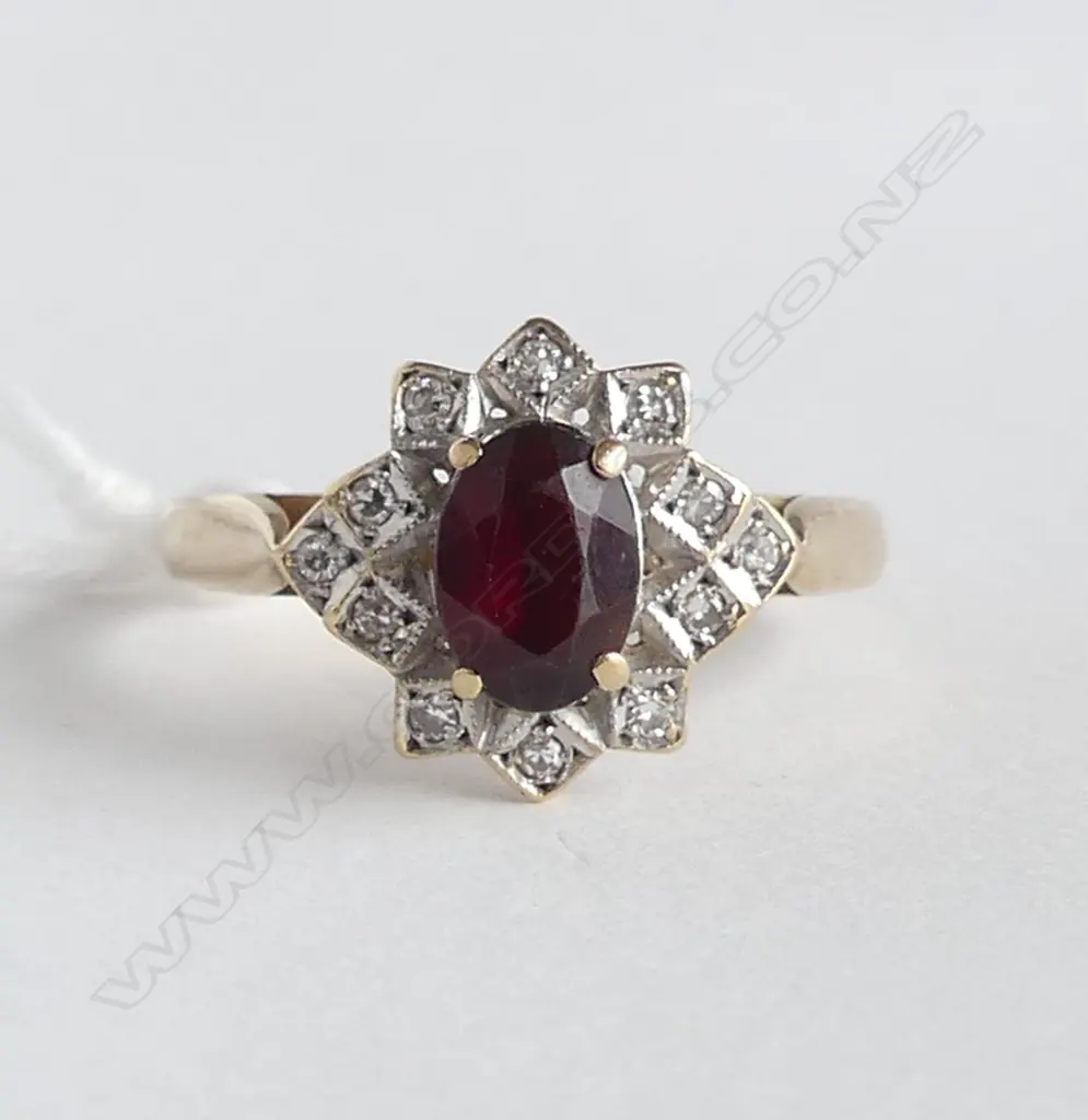VINTAGE 9ct GARNET & DIAMOND CLUSTER RING 2.88gms SIZE Q Image 1++
