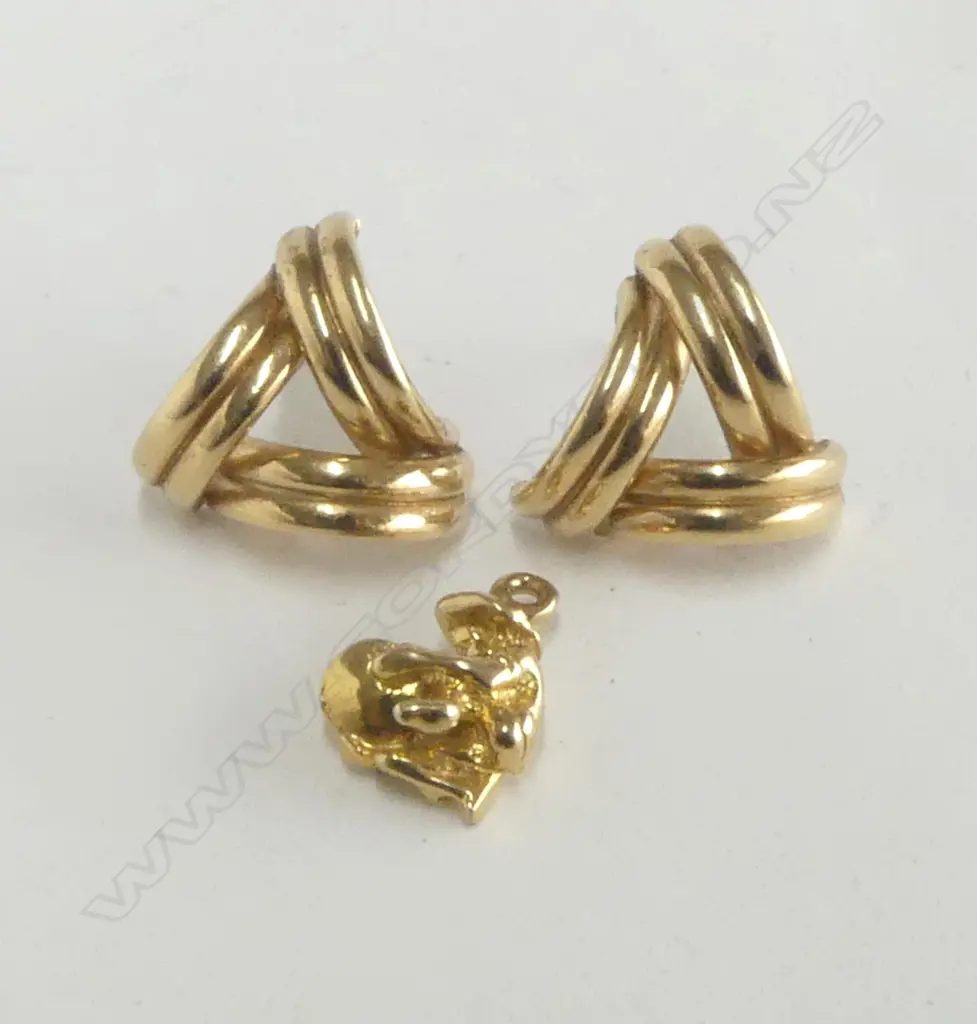 9CT GOLD PANNER CHARM 1.4gms + PR 9CT EARRINGS 2.7gms (4.1 total) Image 1++