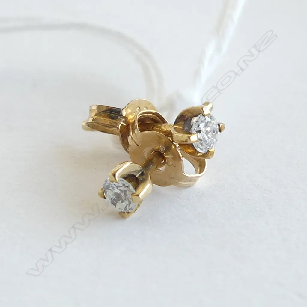 PR 9ct GOLD DIAMOND STUDS 0.15ct Image 1++