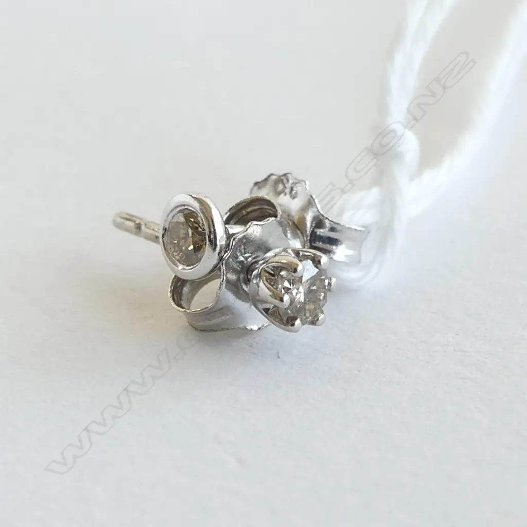 2 9ct WHT GOLD DIAMOND STUDS 0.20ct (slightly diff settings) Image 1++