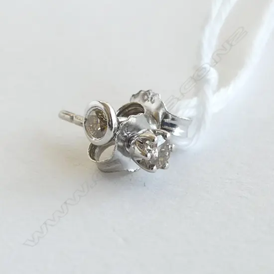2 9ct WHT GOLD DIAMOND STUDS 0.20ct (slightly diff settings)