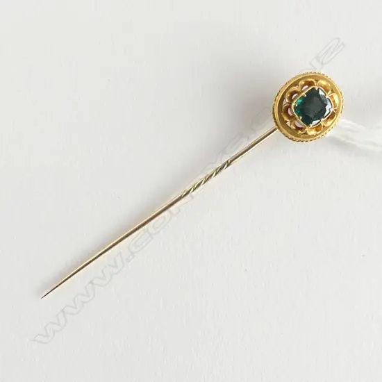 18ct GOLD HAT/TIE PIN w green stone L.70mm 2.9gms top testing as 18ct the pin as 14ct