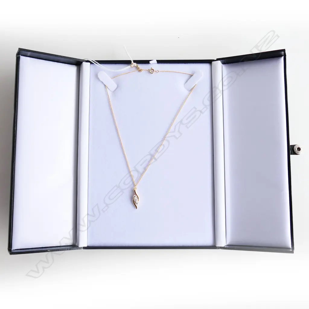 18ct YELLOW GOLD & 3 DIAMOND PENDANT 1.86gms diamonds reasonable size. On plated chain Image 1++