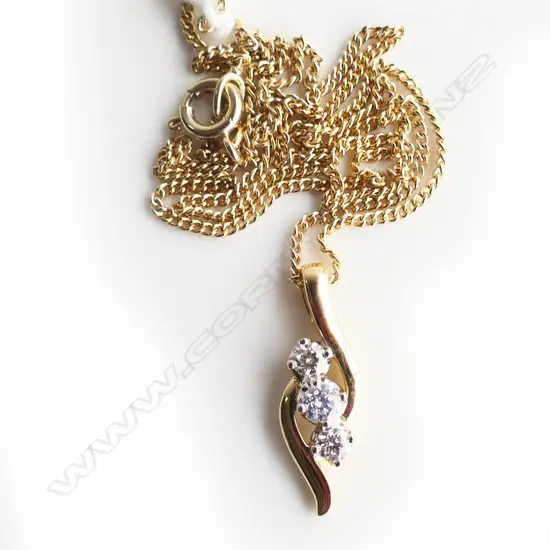 18ct YELLOW GOLD & 3 DIAMOND PENDANT 1.86gms diamonds reasonable size. On plated chain