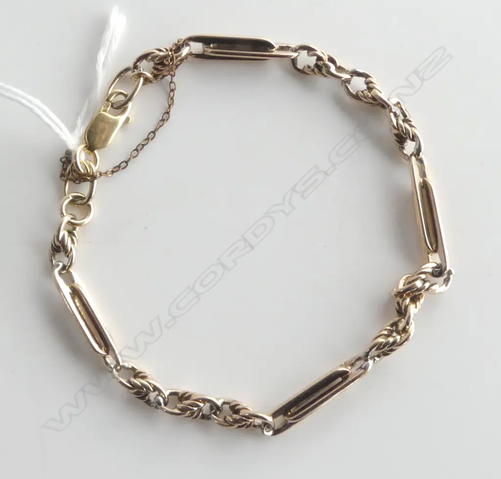 9CT BRACELET, 3 LONG LINKS BETWEEN 3 KNOT LINKS, 10.8gms Image 1++