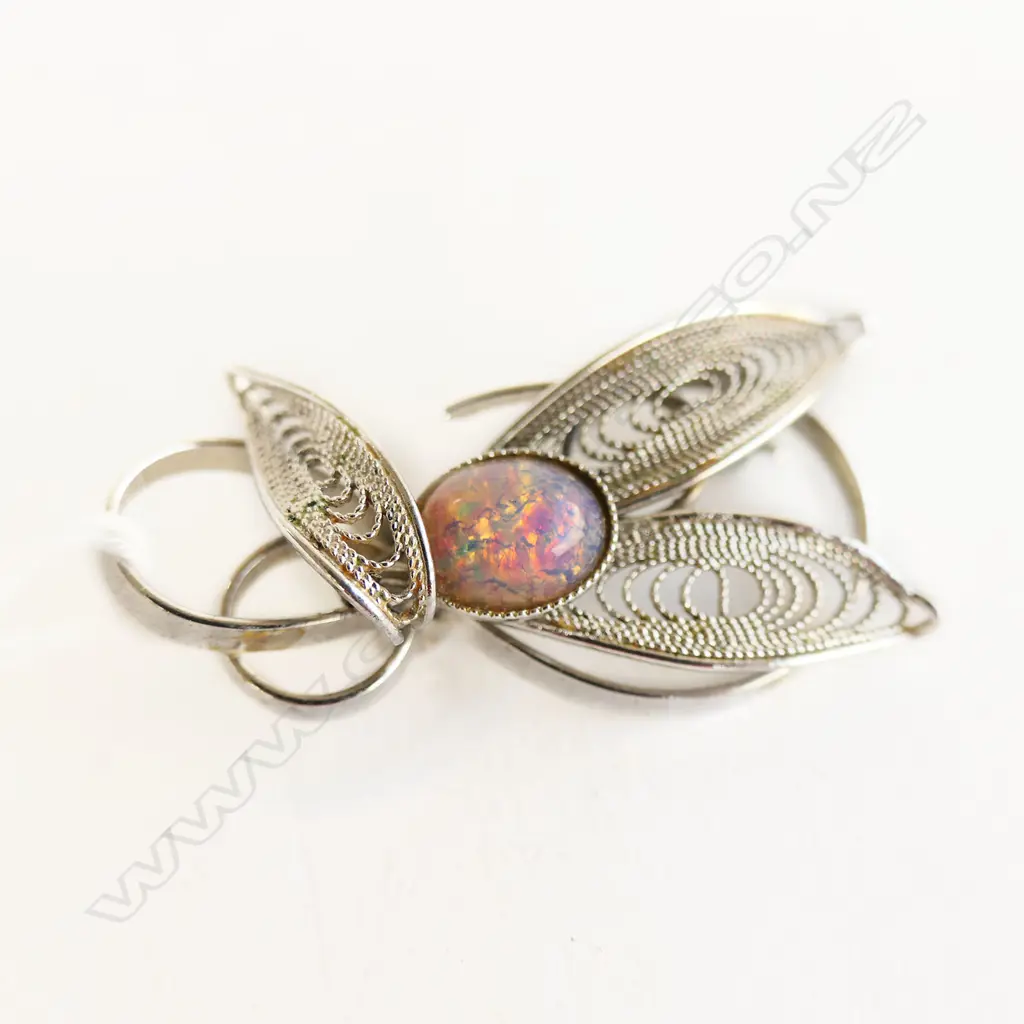 SILVER METAL BROOCH w. FAUX OPAL Image 1++