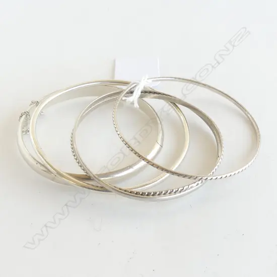 5 STG SILVER BANGLES 33.1gms