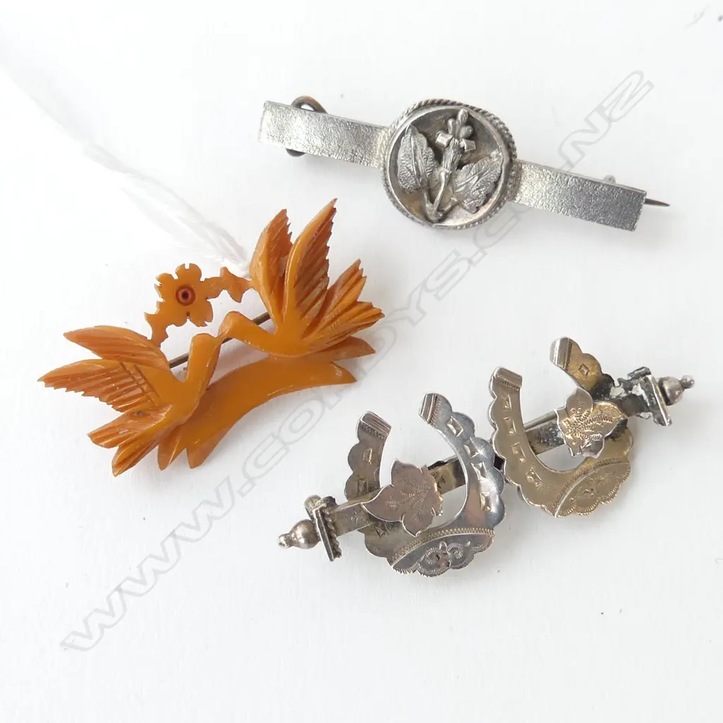 TWO ANTIQUE STG SILVER BROOCHES & BAKELITE SWEETHEART BROOCH, L.50MM Image 1++