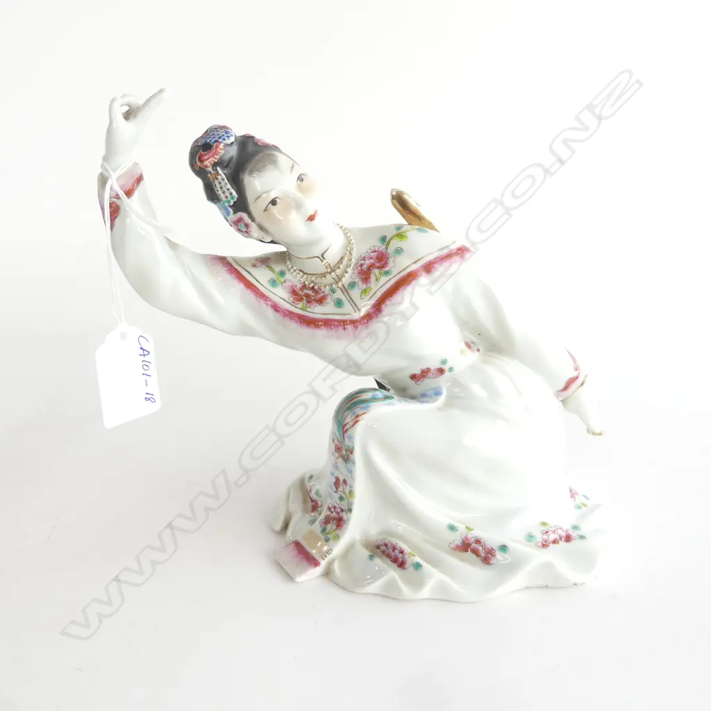 FAMILLE ROSE PORCELAIN BAI SUZHEN FIGURINE H.180mm W.200mm (fault to hand) Image 1++