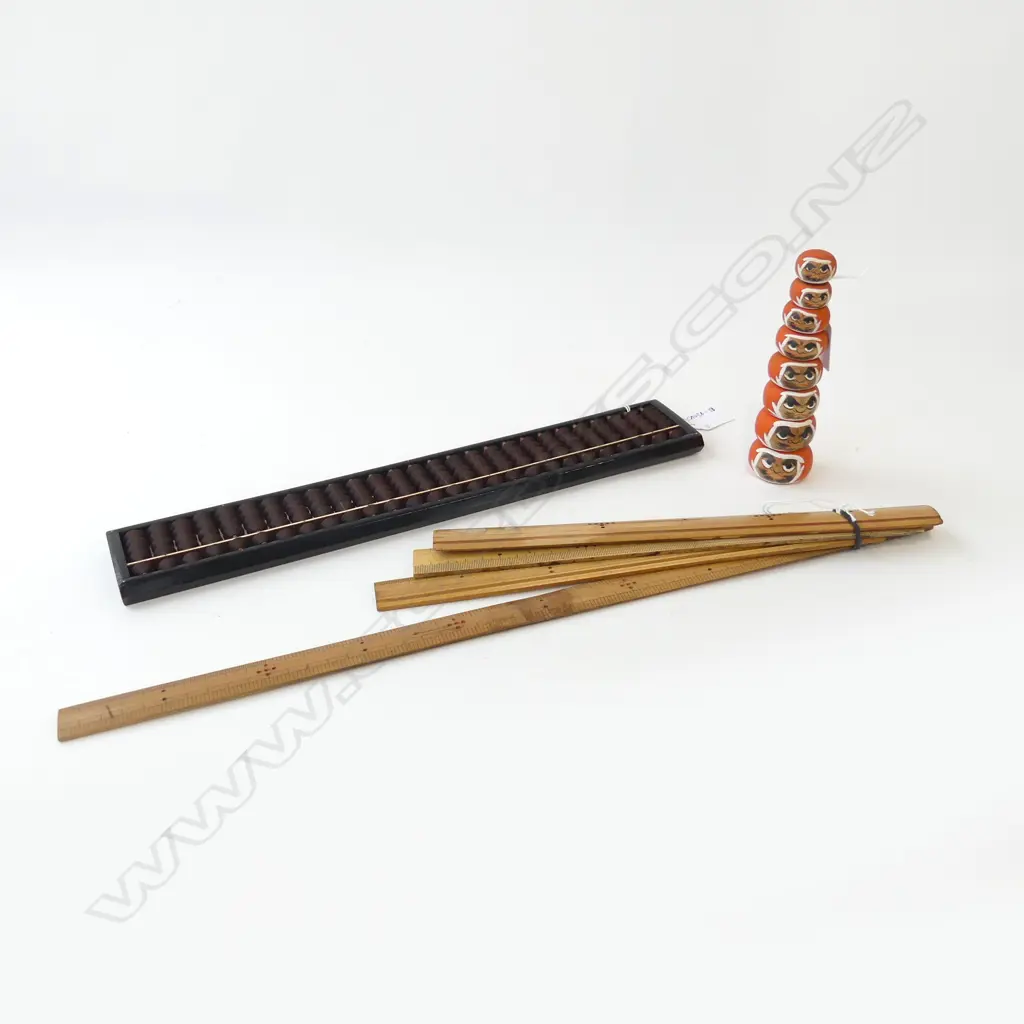 COLLECTION JAPANESE RULERS ABACUS & PYRAMID PAINTED FACES, H.150mm Image 1++
