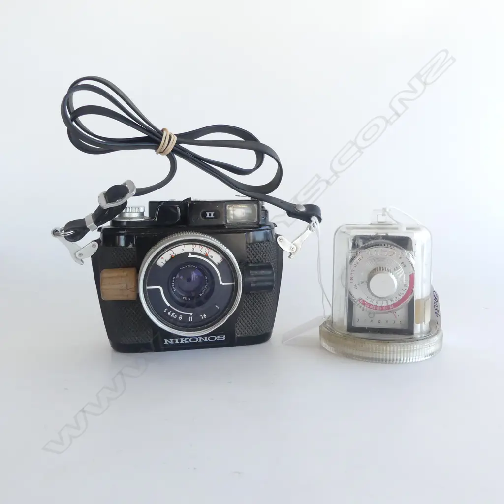 VINTAGE NIKONOS UNDERWATER CAMERA designed by Jacque Cousteau PLUS SONOKIN UNDERWATER LIGHT METER Image 1++