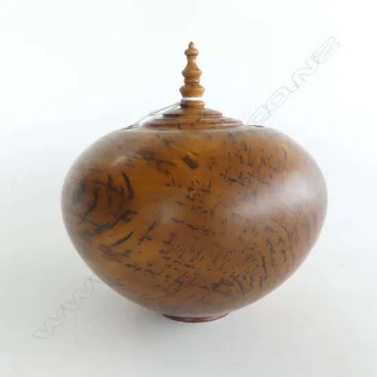 TURNED MOTTLED FUCHSIA LIDDED VASE BY J. R. LISTER NZ H.175mm