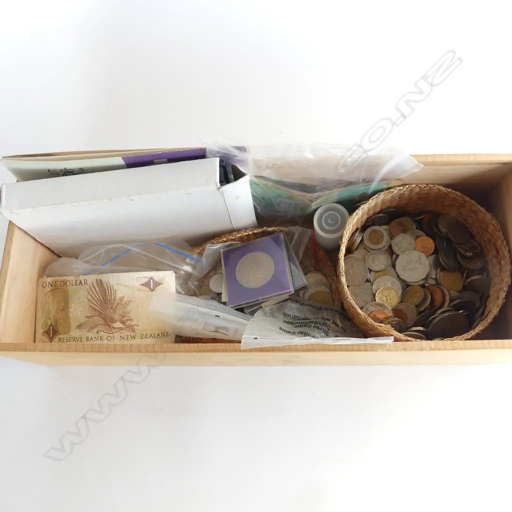 BOX COLLECTION  OF COINS & BANK NOTES Image 1++