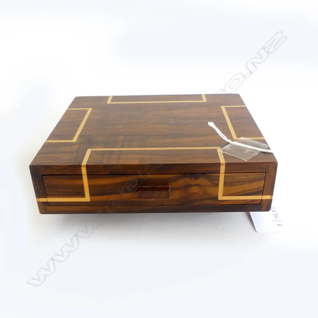 WALNUT & SYCAMORE BOX BY KEN BARTLETT 180x150x60mm Image 1++