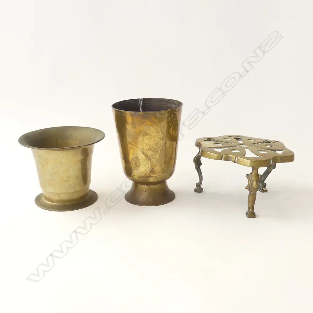 THREE ANTIQUE BRASS ITEMS – TWO MORTARS AND TRIVET, H.85MM-140MM Image 1++