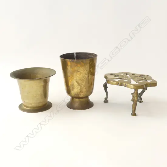 THREE ANTIQUE BRASS ITEMS – TWO MORTARS AND TRIVET, H.85MM-140MM