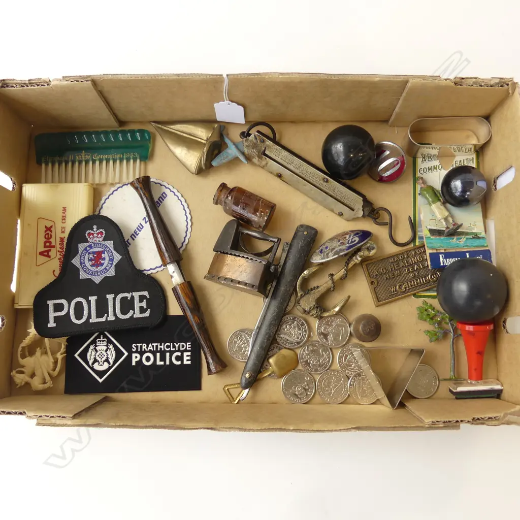 TRAY OF COLLECTABLES – SCALES, ANCHOR, BALLS, KNIVES, RAZOR, FORD BADGE, PENCIL SHARPENER ETC Image 1++