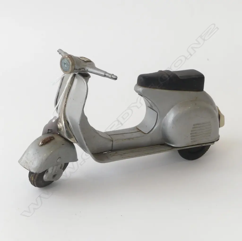 1960'S TIN PLATE VESPA PUSH N GO SCOOTER L 210 MM Image 1++