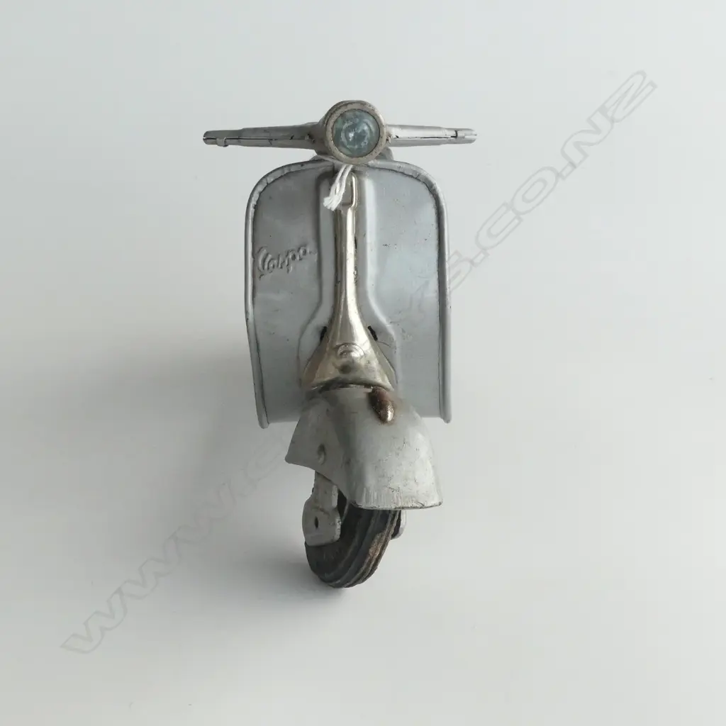1960'S TIN PLATE VESPA PUSH N GO SCOOTER L 210 MM Image 1++