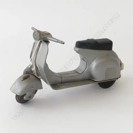 1960'S TIN PLATE VESPA PUSH N GO SCOOTER L 210 MM