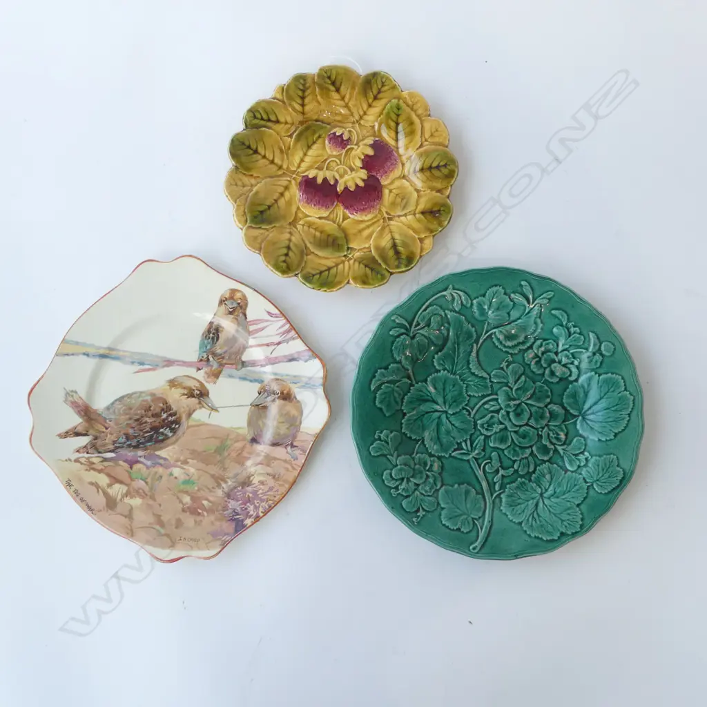 2 MAJOLICA PLATES + WILKINSONS KOOKABURRA 'TUG OF WAR' PLATE 225mm dia Image 1++